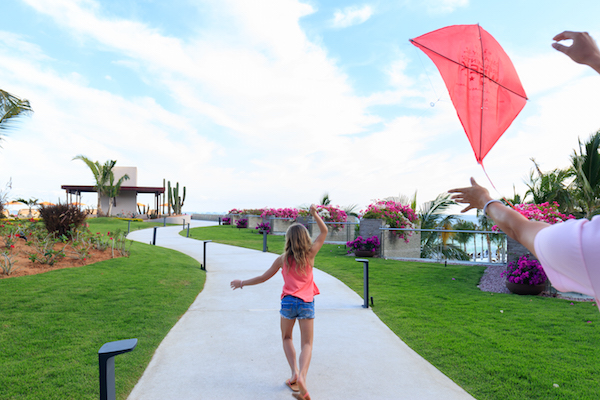 niña volando papalotes