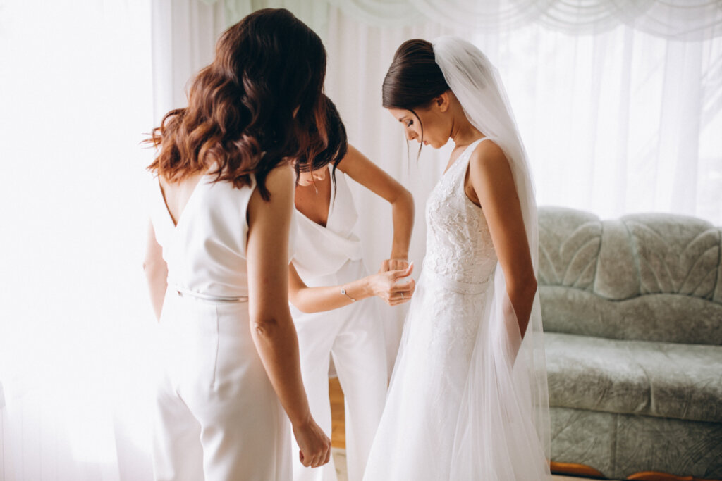 Bridal Suite, bride and bridesmaids getting ready